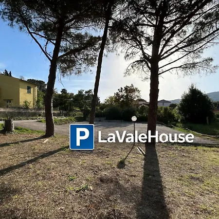 Lavalehouse 度假居 *